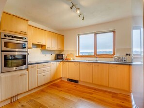 Oven, dishwasher, cookware/dishes/utensils - 4 Bed in Gairloch (oc-ca390) (Badachro)