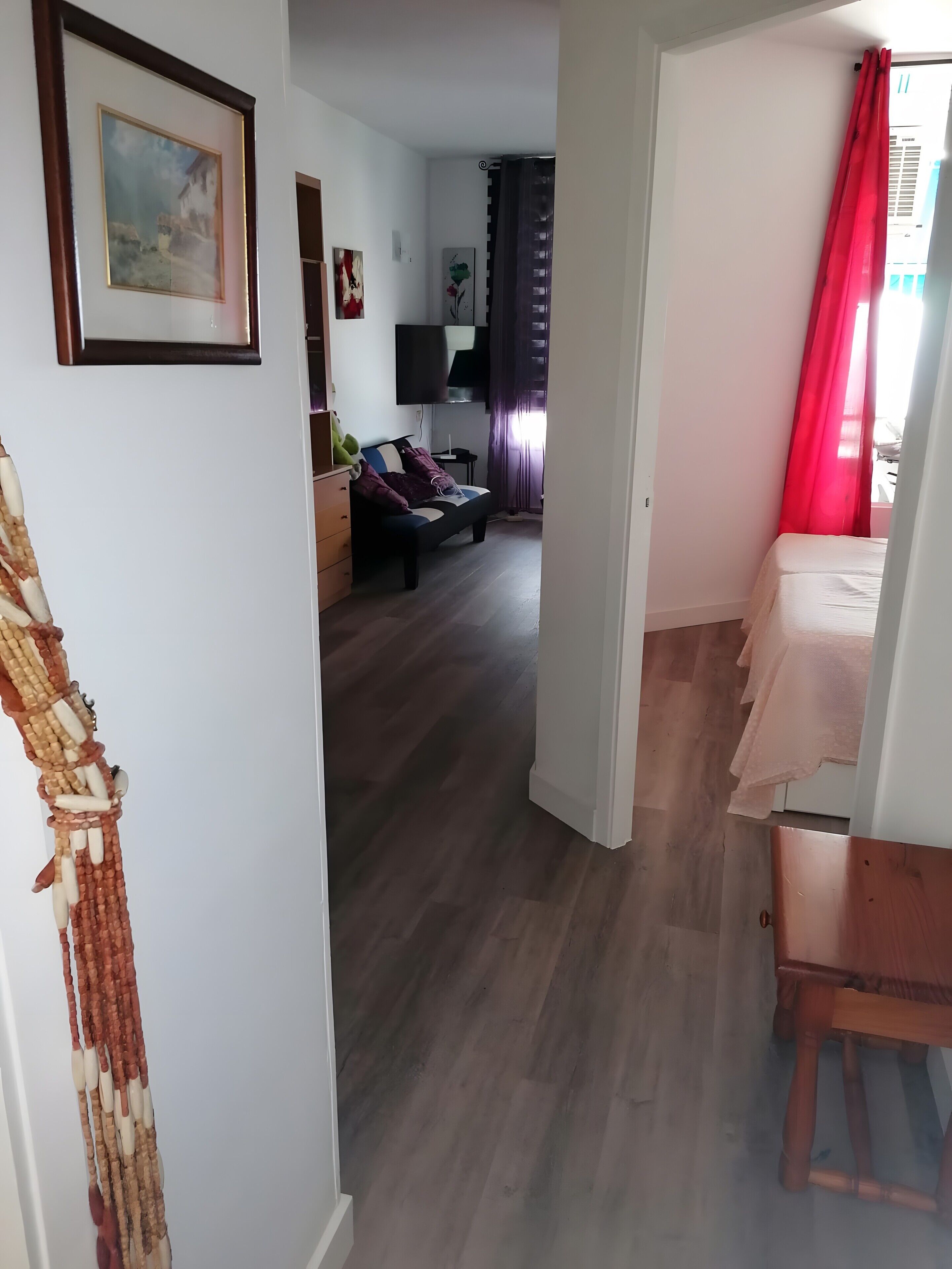 Een strijkplank/strijkijzer, wifi, beddengoed