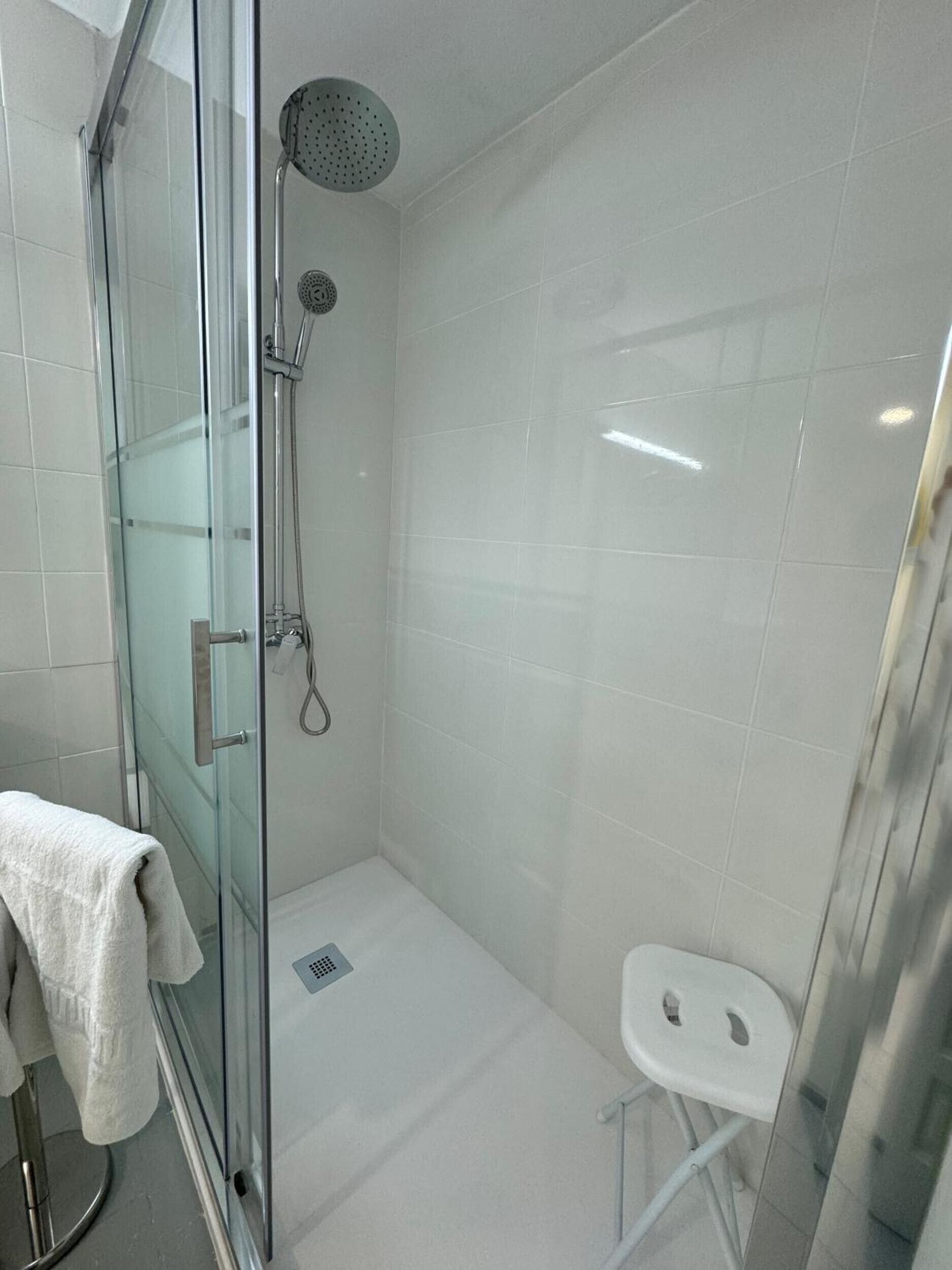 Een douche, een haardroger, handdoeken
