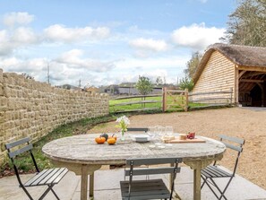 Outdoor dining - 2 Bed in Salisbury (oc-78165) (Tisbury)