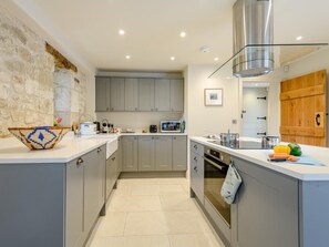 Oven, dishwasher, high chair, cookware/dishes/utensils - 2 Bed in Salisbury (oc-78165) (Tisbury)