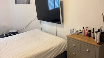 2 bedrooms, desk, iron/ironing board, WiFi