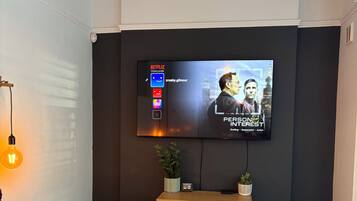 2 soverom, skrivebord, strykejern/-brett og wi-fi