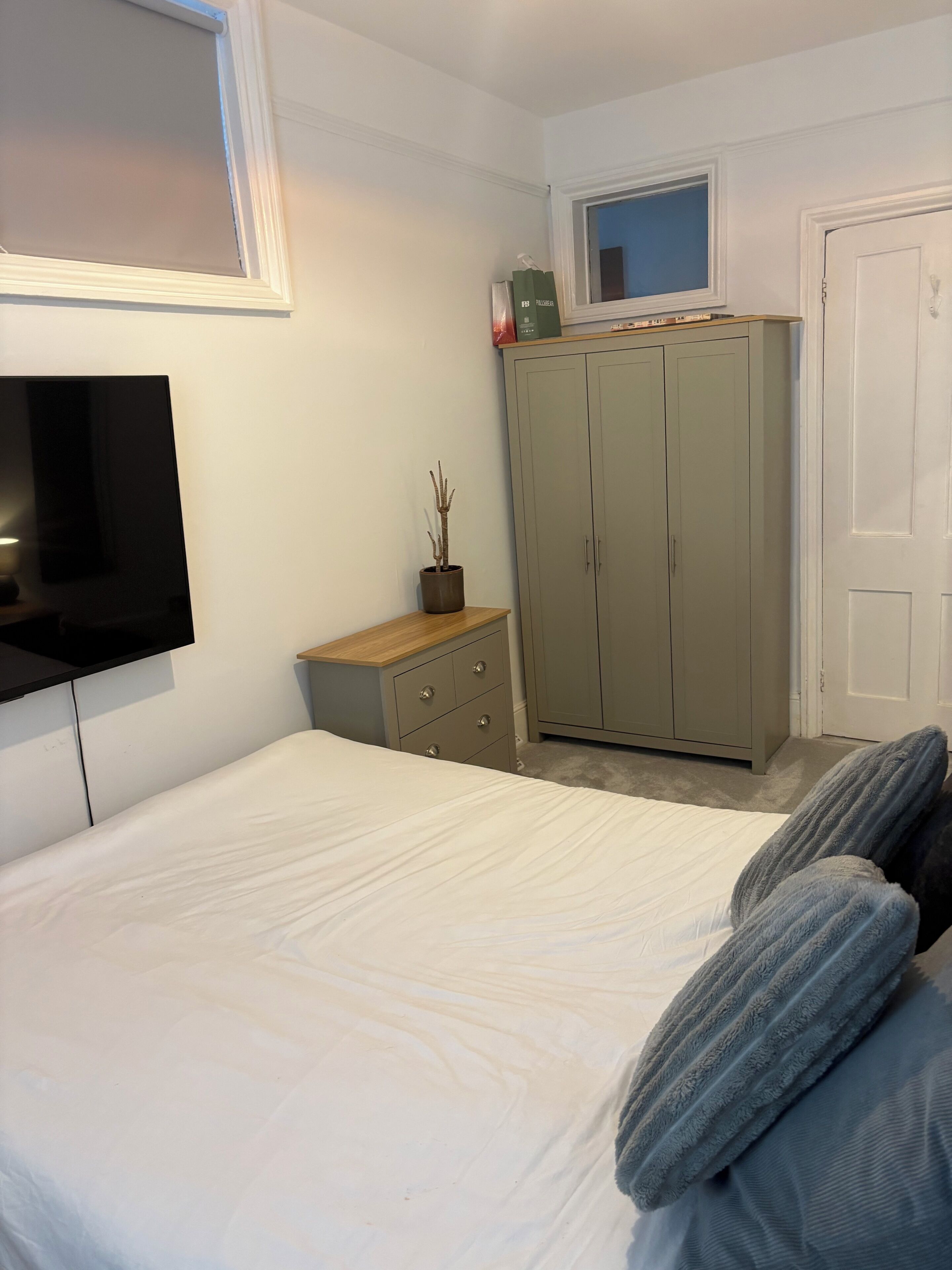 2 bedrooms, desk, iron/ironing board, WiFi