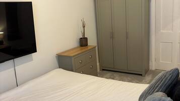 2 bedrooms, desk, iron/ironing board, WiFi
