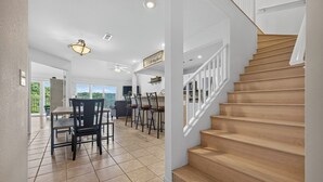 Ein geräumiger Innenraum mit Treppe, Essbereich und Küche.