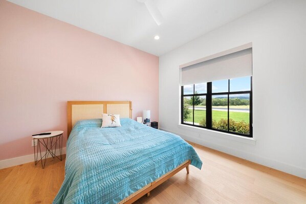 Room - Spacious 5-bedroom house with access to the Guadalupe River and gorgeous pool! (Canyon Lake)