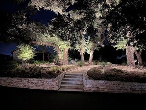 Un jardin aménagé avec un sentier en pierre menant à une maison.