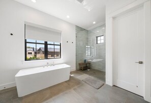Bathroom - Spacious 5-bedroom house with access to the Guadalupe River and gorgeous pool! (Canyon Lake)