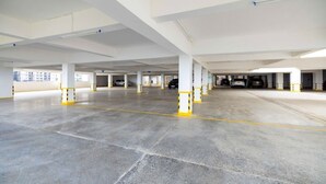 Un amplio estacionamiento subterráneo, con varios niveles y columnas.