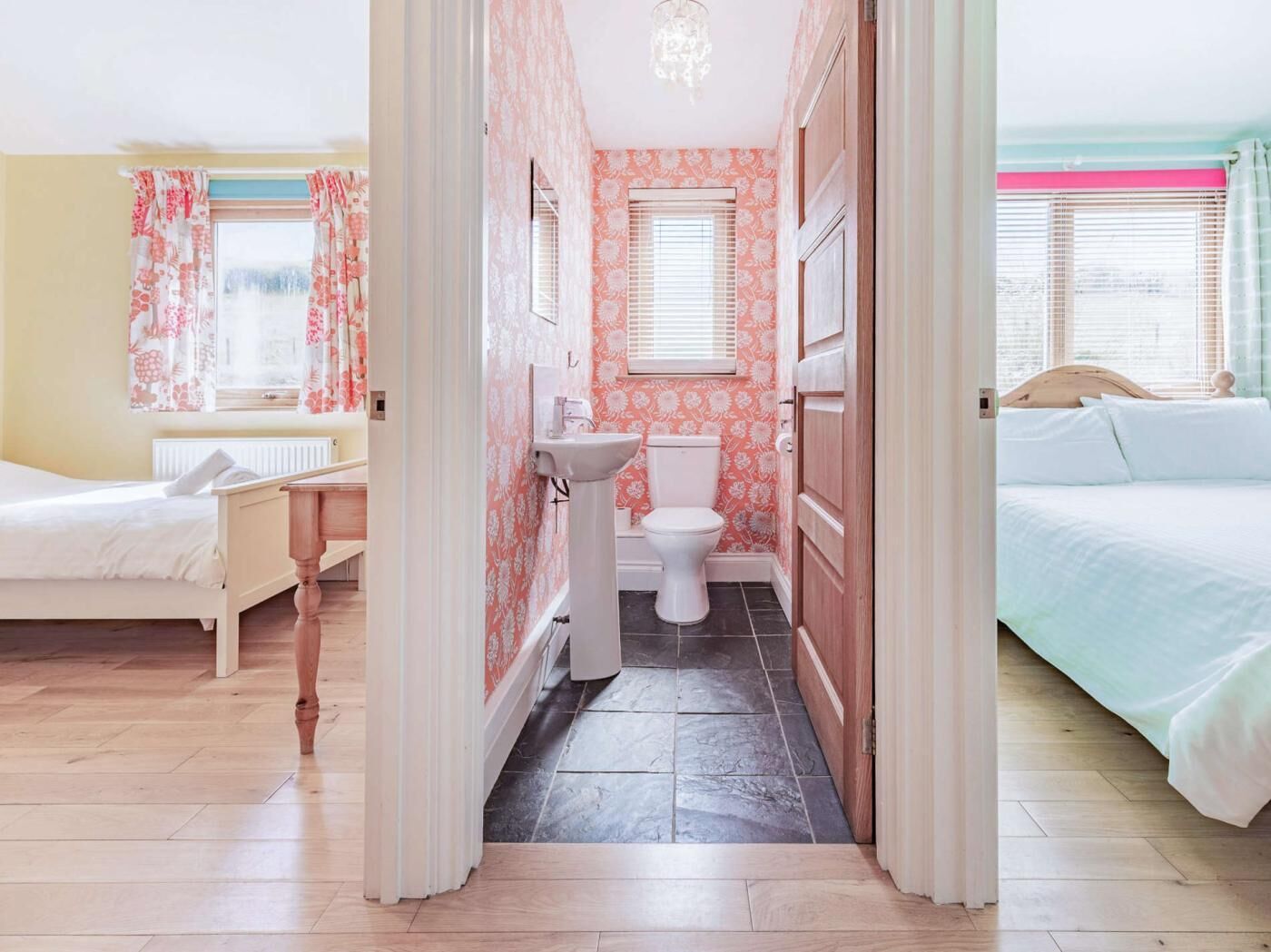 Une chambre à coucher avec un lit, une table de chevet et une fenêtre avec des rideaux.