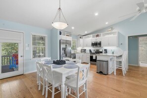 Dining - Emerald Isle Beach Retreat | Ping Pong | Sleeps 8 (Emerald Isle)