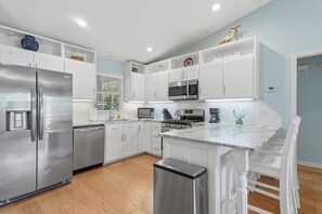 Coffee/tea maker, fridge, microwave, oven - Emerald Isle Beach Retreat | Ping Pong | Sleeps 8 (Emerald Isle)