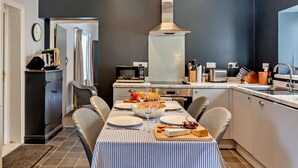 Eine moderne Küche mit Essbereich, ausgestattet mit Mikrowelle, Toaster und Spüle.