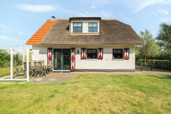 Outdoor dining - Villa in Callantsoog With Enclosed Garden (Callantsoog)