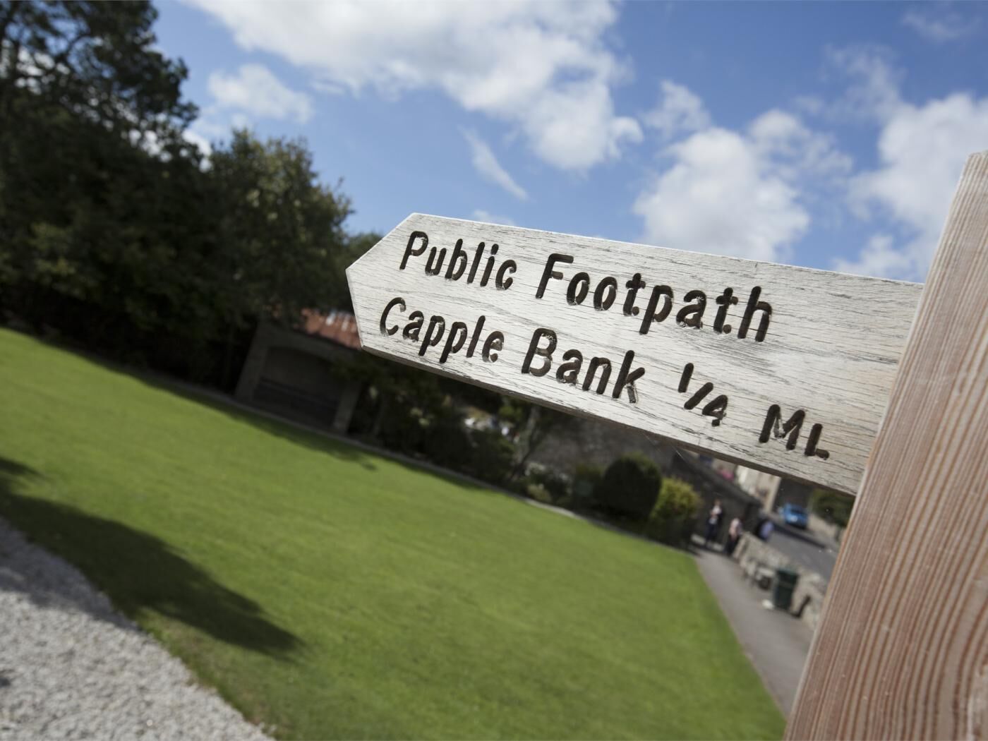 Un segnale in legno con scritto 'Public Footpath Capple Bank 1/4 ML'.