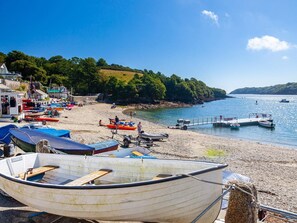 A beach with boats, a pier, and a building with a balcony. - 1 Bed in Falmouth (oc-85594) (Brill)