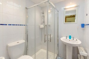Bathroom - 1 Bed in Falmouth (oc-85594) (Brill)