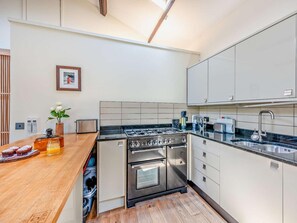 Oven, dishwasher, high chair, cookware/dishes/utensils - 1 Bed in Chichester (oc-77402) (Westergate)