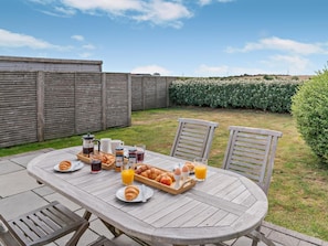 Outdoor dining - 2 Bed in Flamborough (oc-g0115) (Flamborough)