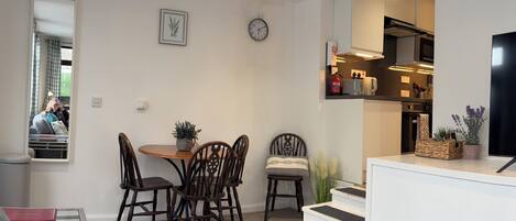 Een modern appartement met een eetgedeelte, keuken en woonkamer.