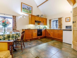 Oven, cookware/dishes/utensils - 1 Bed in Leighton (oc-80726) (Leighton)