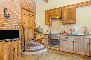 Oven, high chair, cookware/dishes/utensils - 1 Bed in Market Rasen (oc-73852) (East Barkwith)