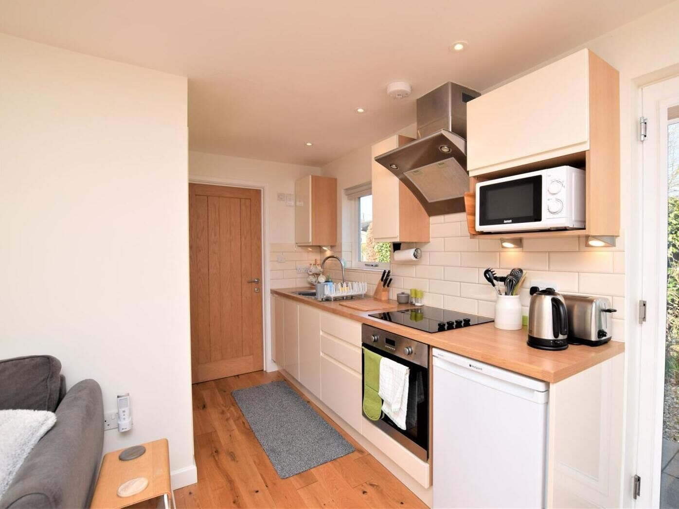 Oven, dishwasher, cookware/dishes/utensils