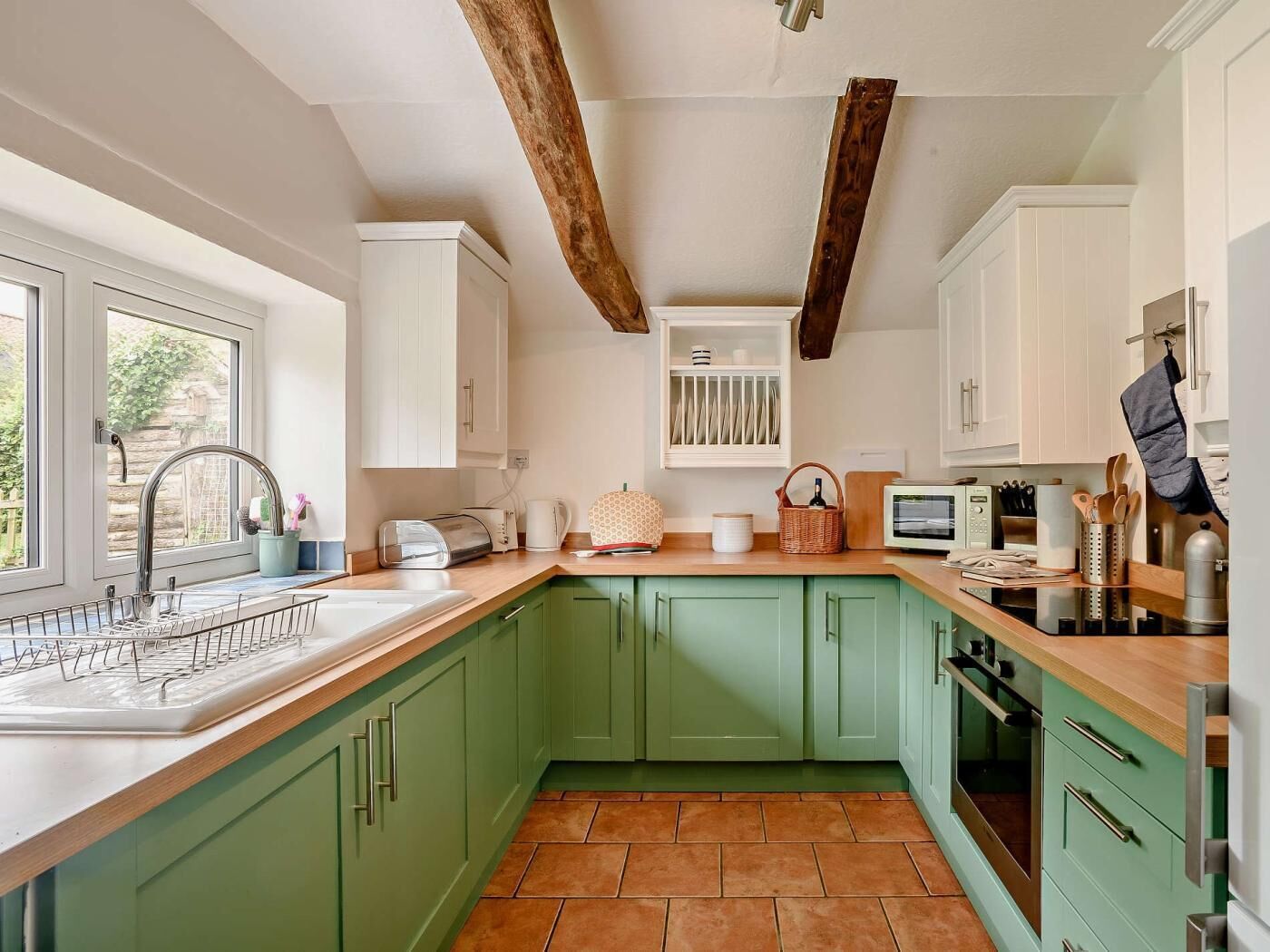 Oven, dishwasher, cookware/dishes/utensils