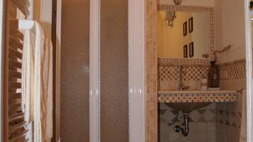 Douche, sèche-cheveux, serviettes fournies