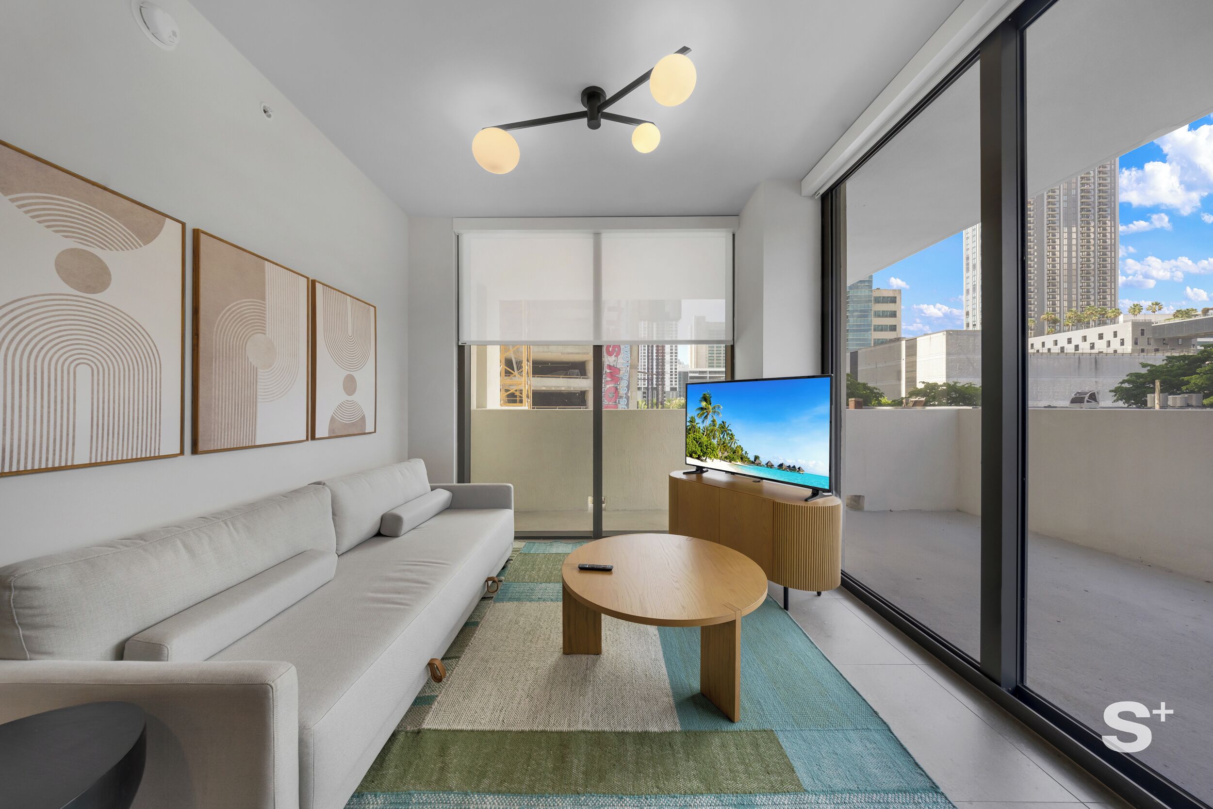 Kondominium, balkon, pemandangan kota | Area keluarga | Smart TV 36-inci dengan saluran TV digital