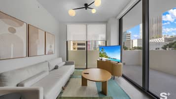 Kondominium, balkon, pemandangan kota | Area keluarga | Smart TV 36-inci dengan saluran TV digital