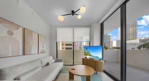 Condo, balcón, vista a la ciudad | Área de sala de estar | Smart TV de 36 pulgadas con canales digitales