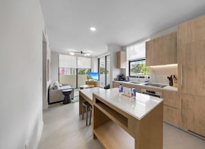 Condo, balcón, vista a la ciudad | Interior