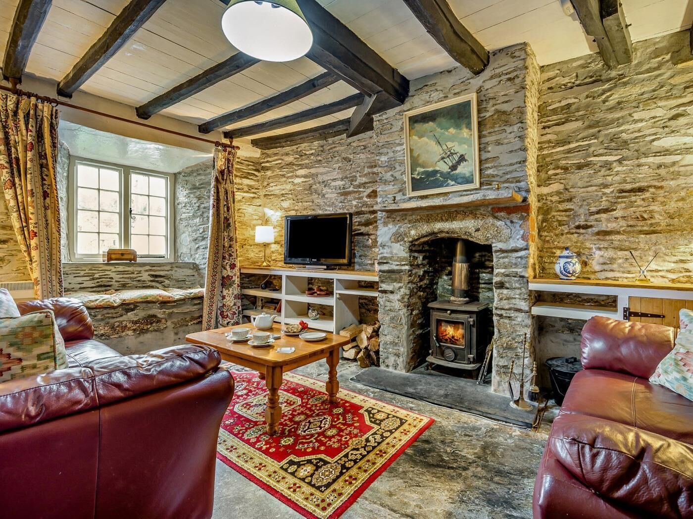 TV, fireplace