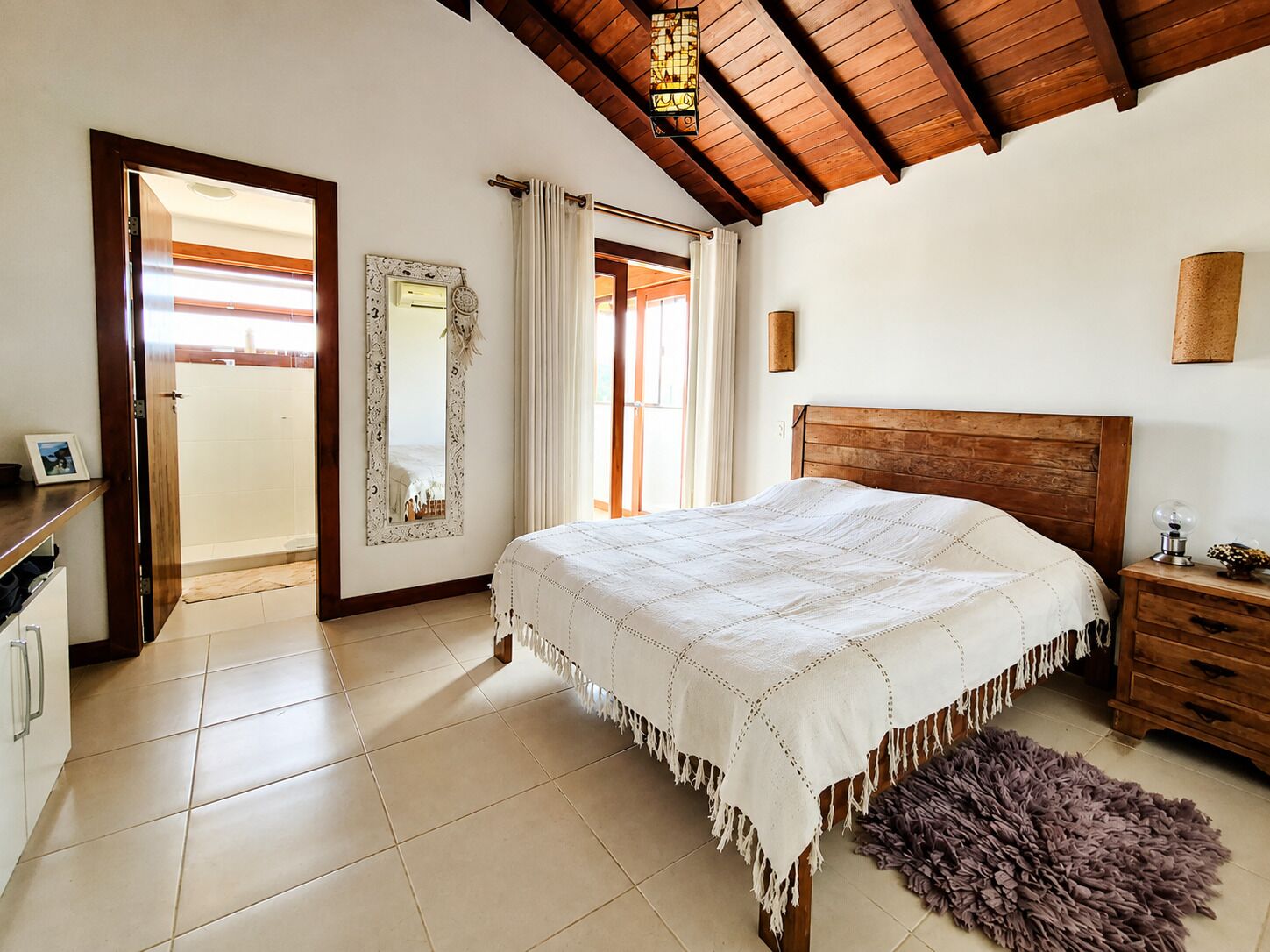 5 bedrooms, iron/ironing board, WiFi, bed sheets
