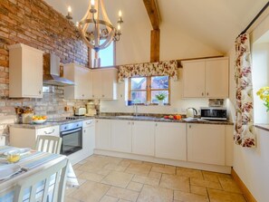 Oven, dishwasher, highchair, cookware/dishes/utensils - 2 Bed in Shrewsbury (oc-77771) (Leighton)