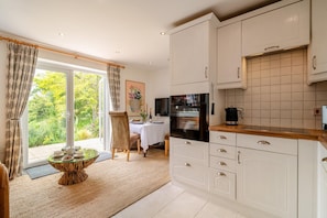 Oven, dishwasher, cookware/dishes/utensils - 1 Bed in Taunton (oc-75135) (Isle Brewers)