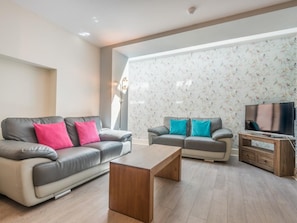 A modern living room with two sofas, a coffee table, and a TV stand. - 2 Bed in Keswick (oc-sz215) (Keswick)