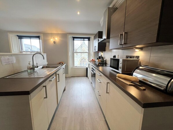 Oven, dishwasher, cookware/dishes/utensils - 1 Bed in Keswick (oc-sz544) (Keswick)