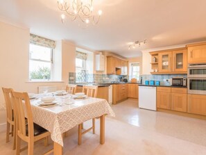 Oven, dishwasher, cookware/dishes/utensils - 2 Bed in Keswick (oc-sz490) (Keswick)