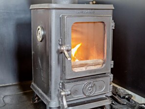 Fireplace - 1 Bed in Boscastle (oc-74818) (Forrabury and Minster)