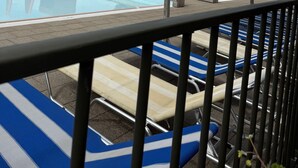 Una piscina con tobogán y zona de juegos acuáticos.
