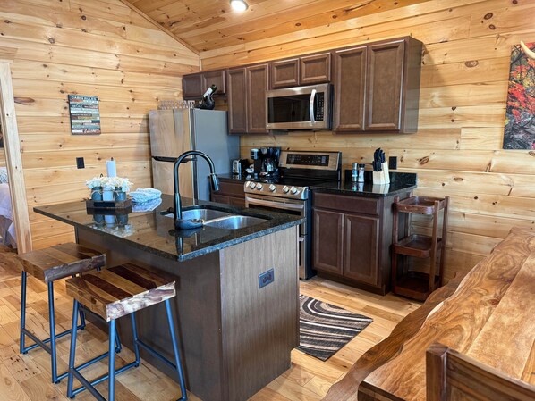 Coffee/tea maker, fridge, microwave, oven - Valley Edge at Gatlinburg (Gatlinburg)