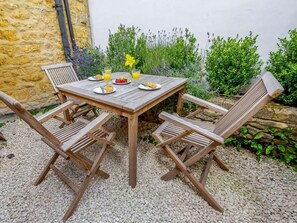 Outdoor dining - 2 Bed in Cheltenham (oc-46677) (Bourton-on-the-Water)