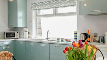 Oven, dishwasher, cookware/dishes/utensils