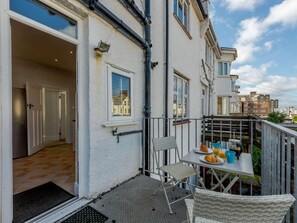 Outdoor dining - 3 Bed in Bexhill On Sea (oc-bt037) (Bexhill-on-Sea)
