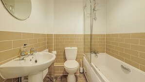 Ein Badezimmer mit Waschbecken, Toilette und Badewanne.