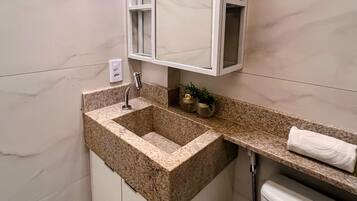 Estudio Premium, vista a la playa | Baño | Regadera, secadora de cabello, toallas, jabón