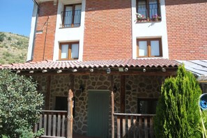 Exterior - Casa Rural 'Las Tejeruelas' with Mountain Views, Private Pool and Wi-Fi (Navacepedilla de Corneja)
